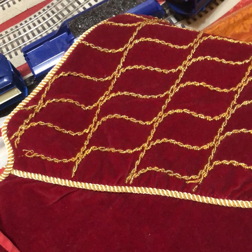 Christmas Tree Skirt Velvet Burgundy Red Gold Beaded Diameter 47” - Picture 4 of 6